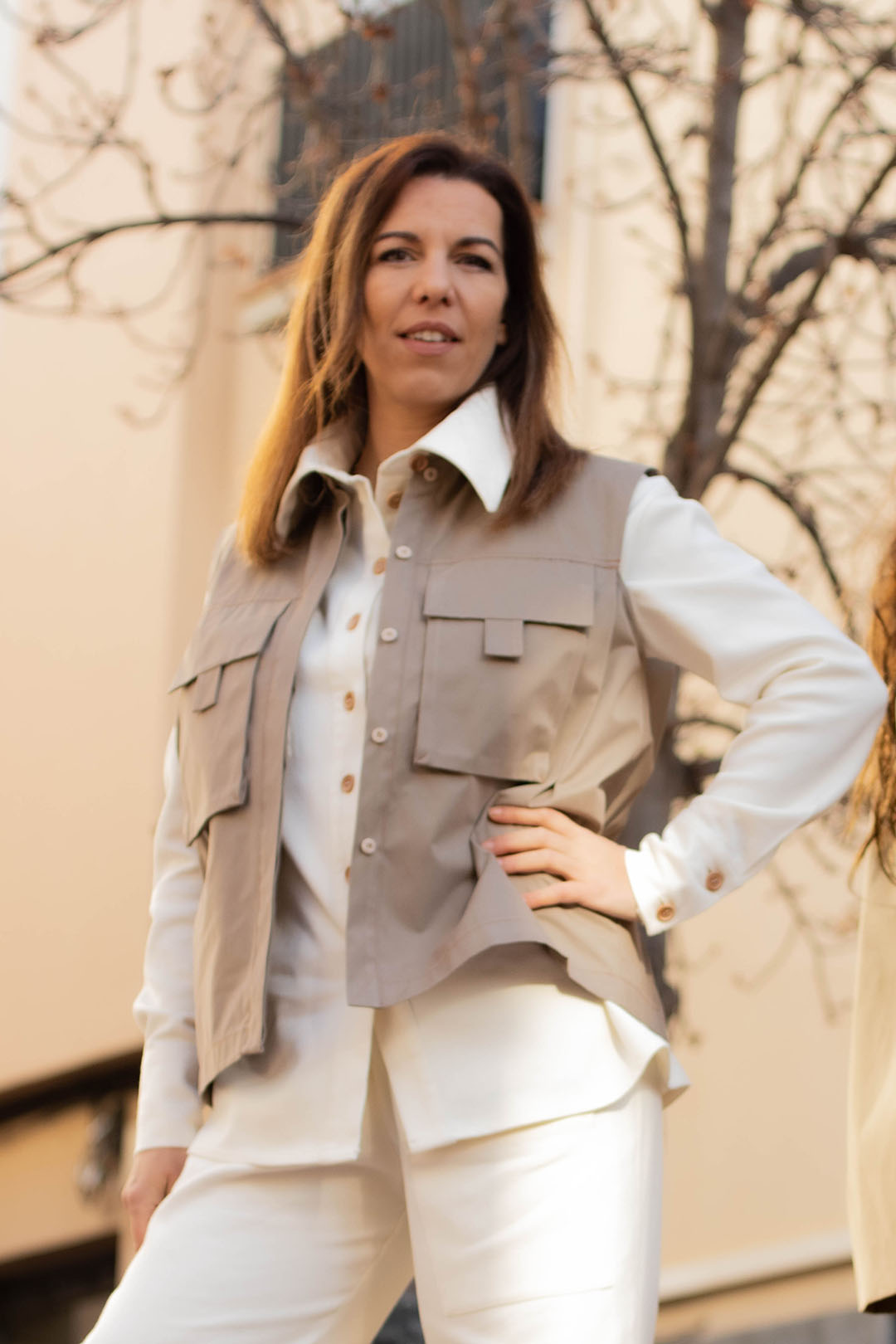 Fotografía 2 de una chica modelando el Chaleco oversize de algodón Evelyn Sharp certificado con OEKO-TEX ® sostenible. Cristina Ferrer Atelier ®