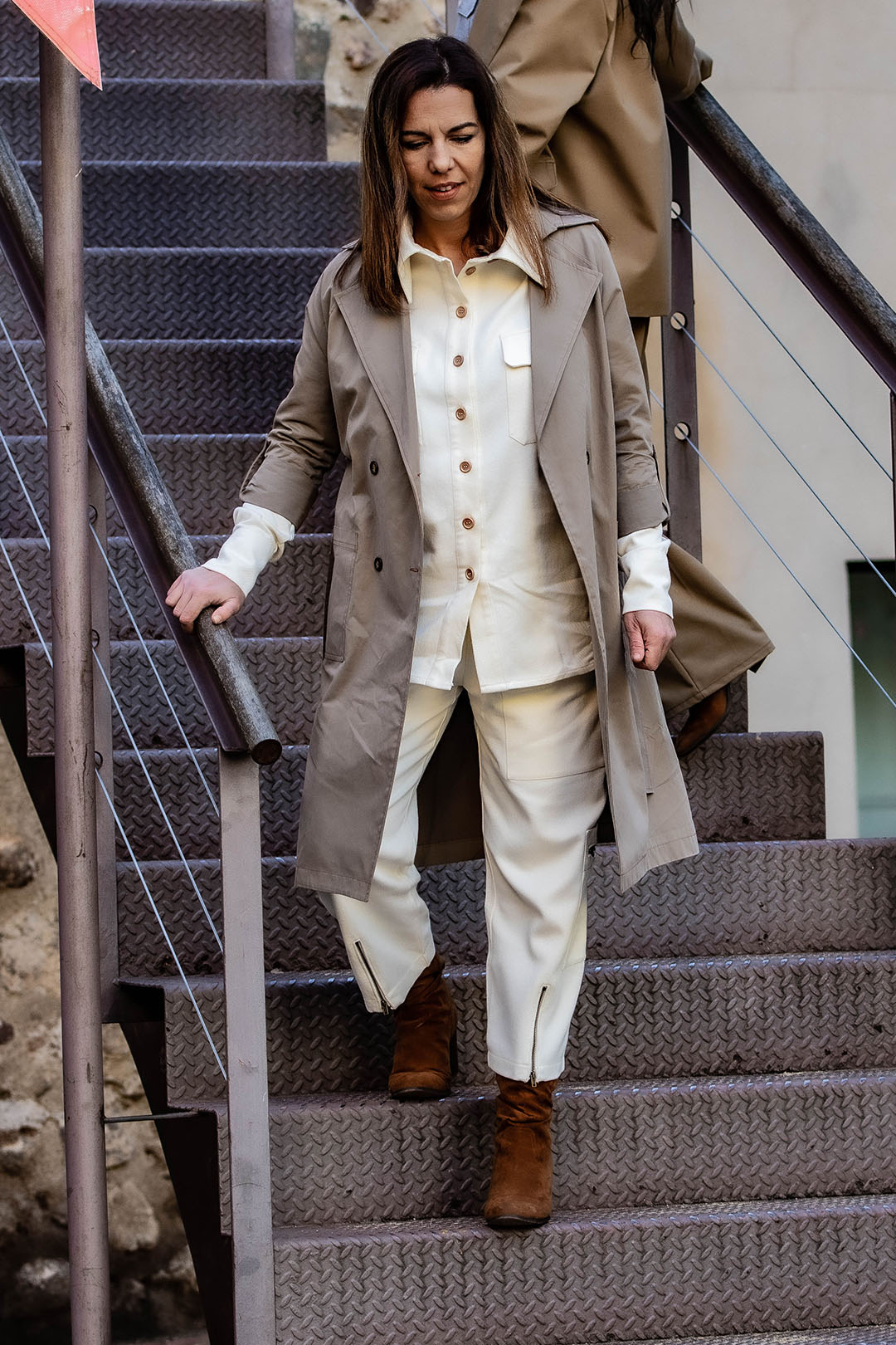 gabardina_1 Imagen de cuerpo entero con un total look compuesto por Gabardina - Trench de tejido de algodón Susan Parket Clarke - Sobrecamisa de lino oversize Marion Toevs y Pantalón cargo Katherine Dussaq de algodón y lana certificado con OEKO-TEX ® sostenible. Cristina Ferrer Atelier ®