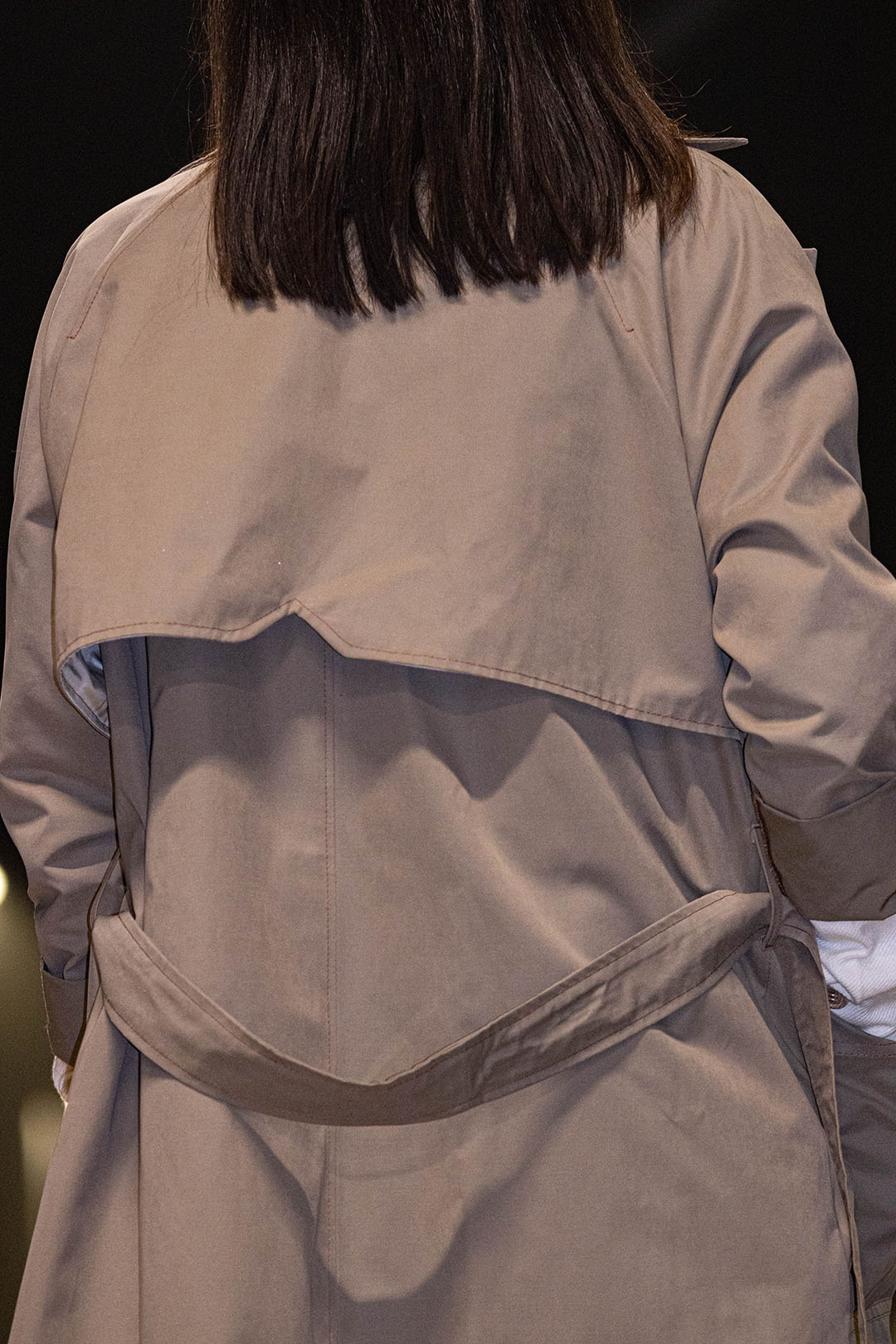 gabardina_3 Imagen 2 de la Parte de atrás de la Gabardina - Trench de tejido de algodón Susan Parket Clarke certificado con OEKO-TEX ® sostenible. Cristina Ferrer Atelier ®