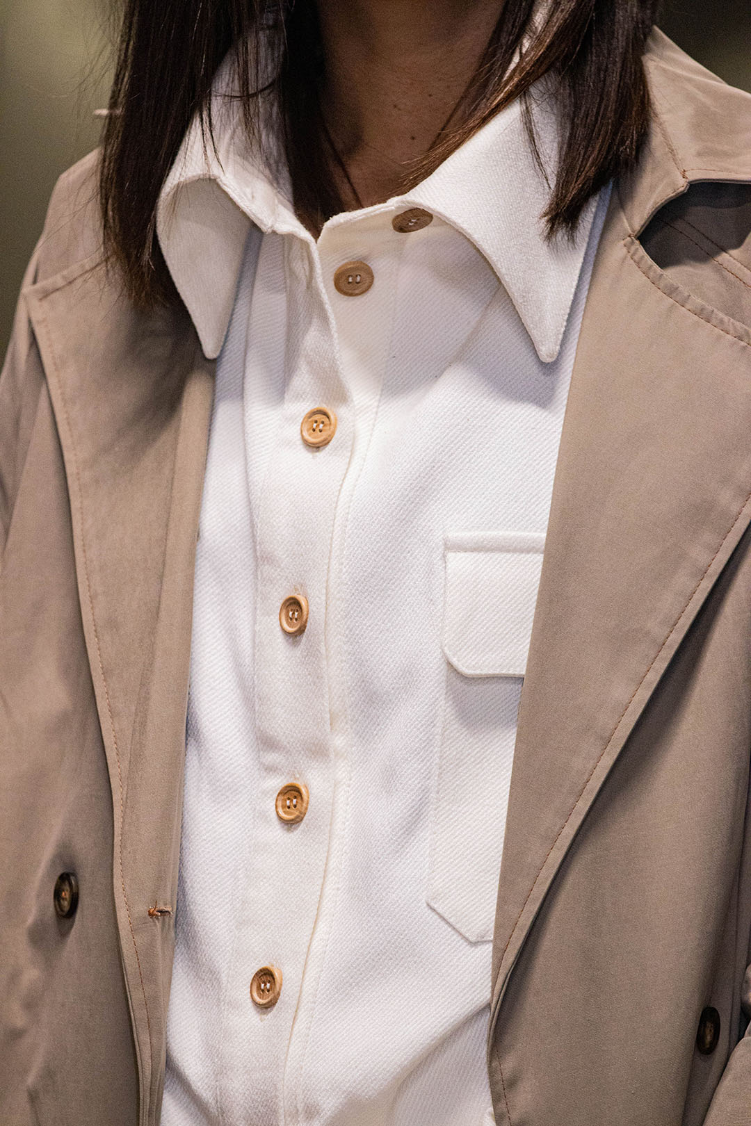 sobrecamisa_3 Imagen 2 Parte frontal del pecho de la Sobrecamisa de lino oversize Marion Toevs y conjuntado con Gabardina - Trench de tejido de algodón Susan Parket Clarke certificado con OEKO-TEX ® sostenible. Cristina Ferrer Atelier ®