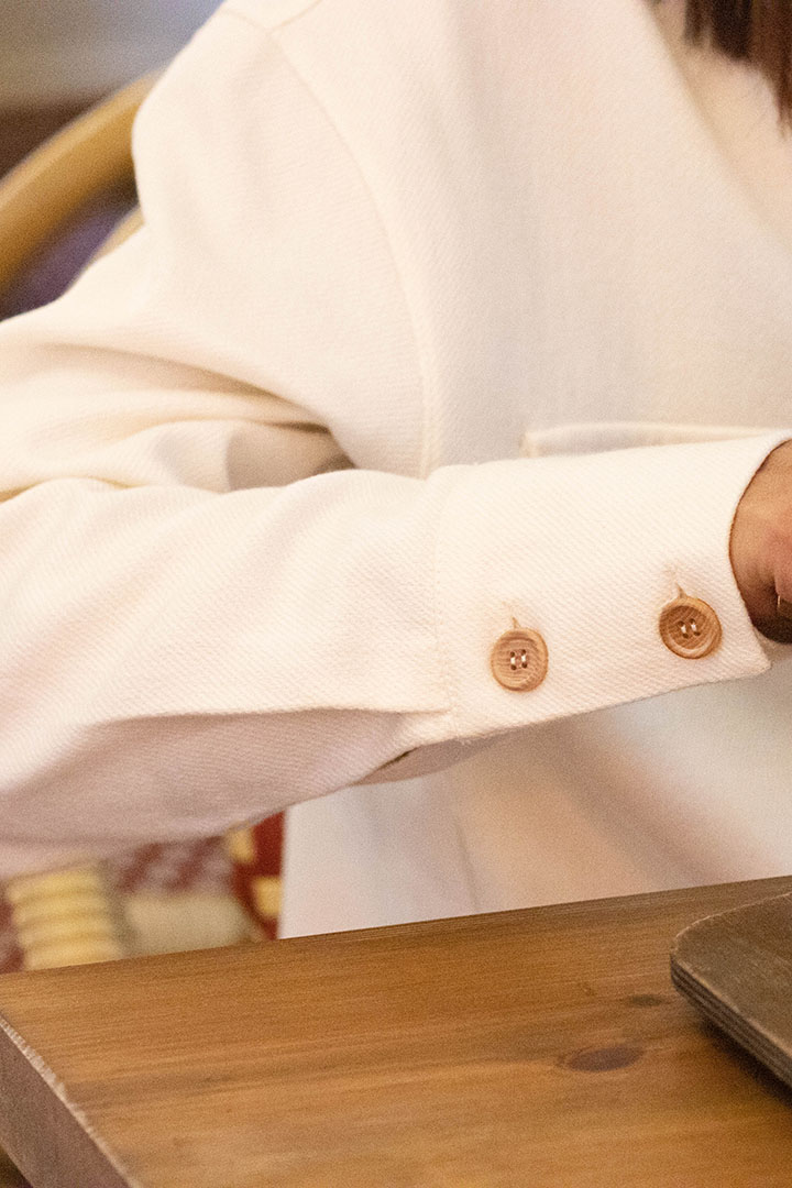 sobrecamisa_4 Manga y botones de la Sobrecamisa lino oversize Marion Toevs certificado con OEKO-TEX ® sostenible. Cristina Ferrer Atelier ®